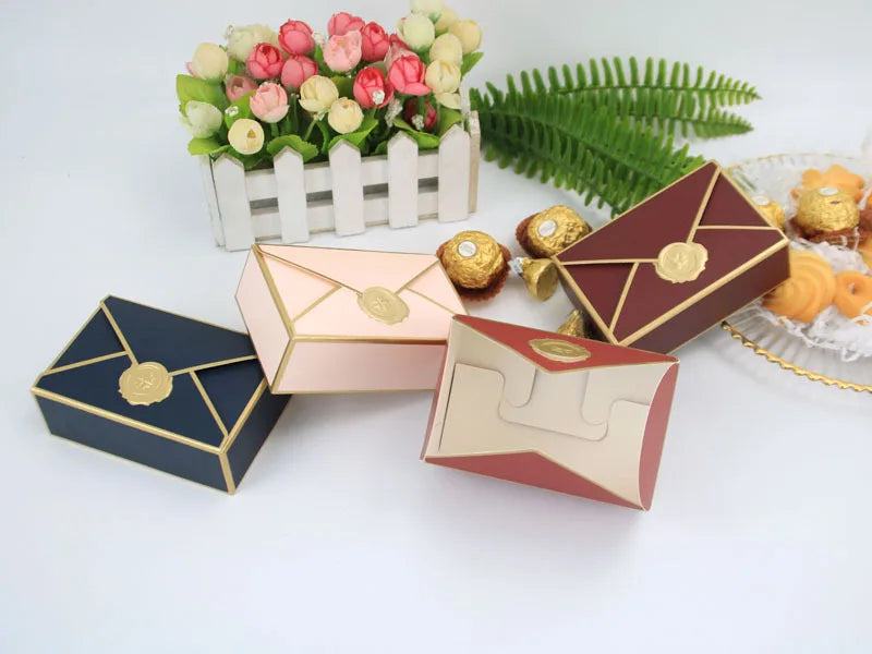 Nuove scatole regalo a forma di busta per bomboniere di nozze.