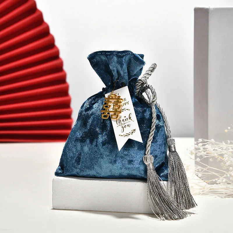 Borsa in velluto con coulisse e nappa.