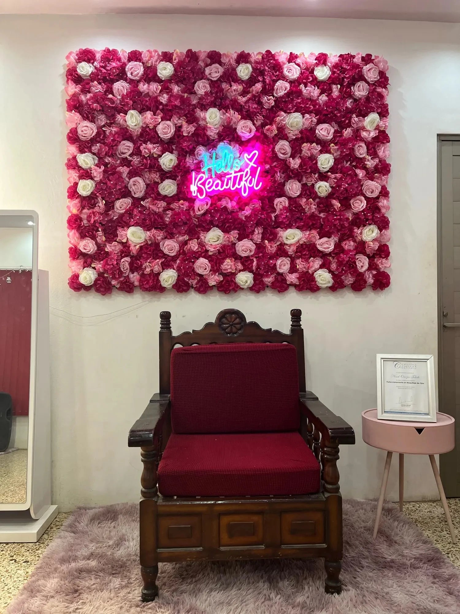 Sfondo decorativo per pareti con fiori artificiali di rose di seta rosa