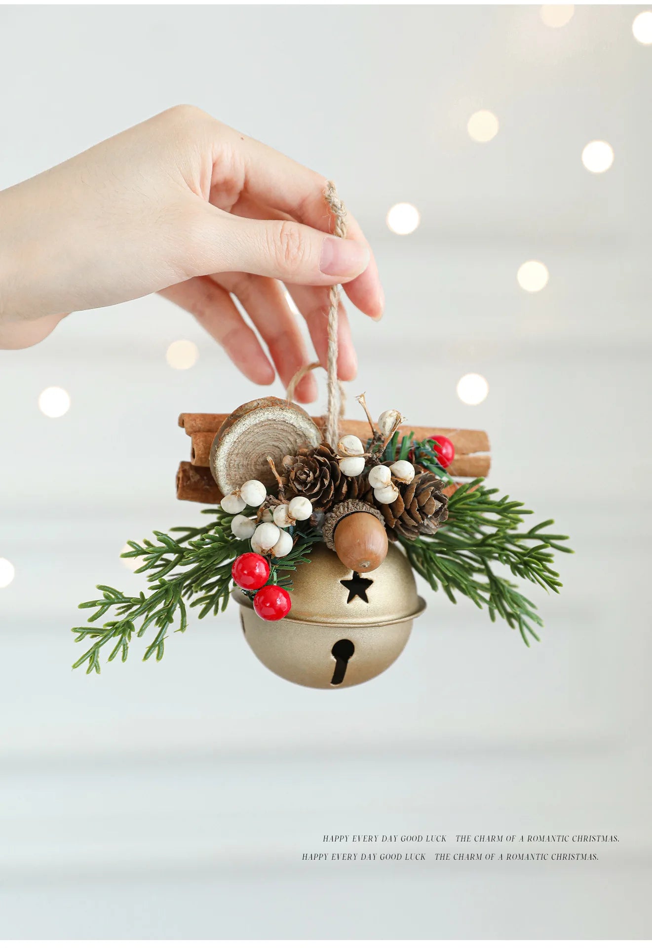 Campanelli di Natale, corna, fiocchi, pigne, albero di Natale.