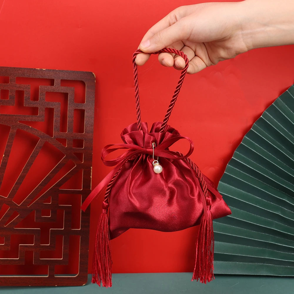 Sacchetto di stoffa con coulisse per i regali degli ospiti delle nozze, colore rosso.