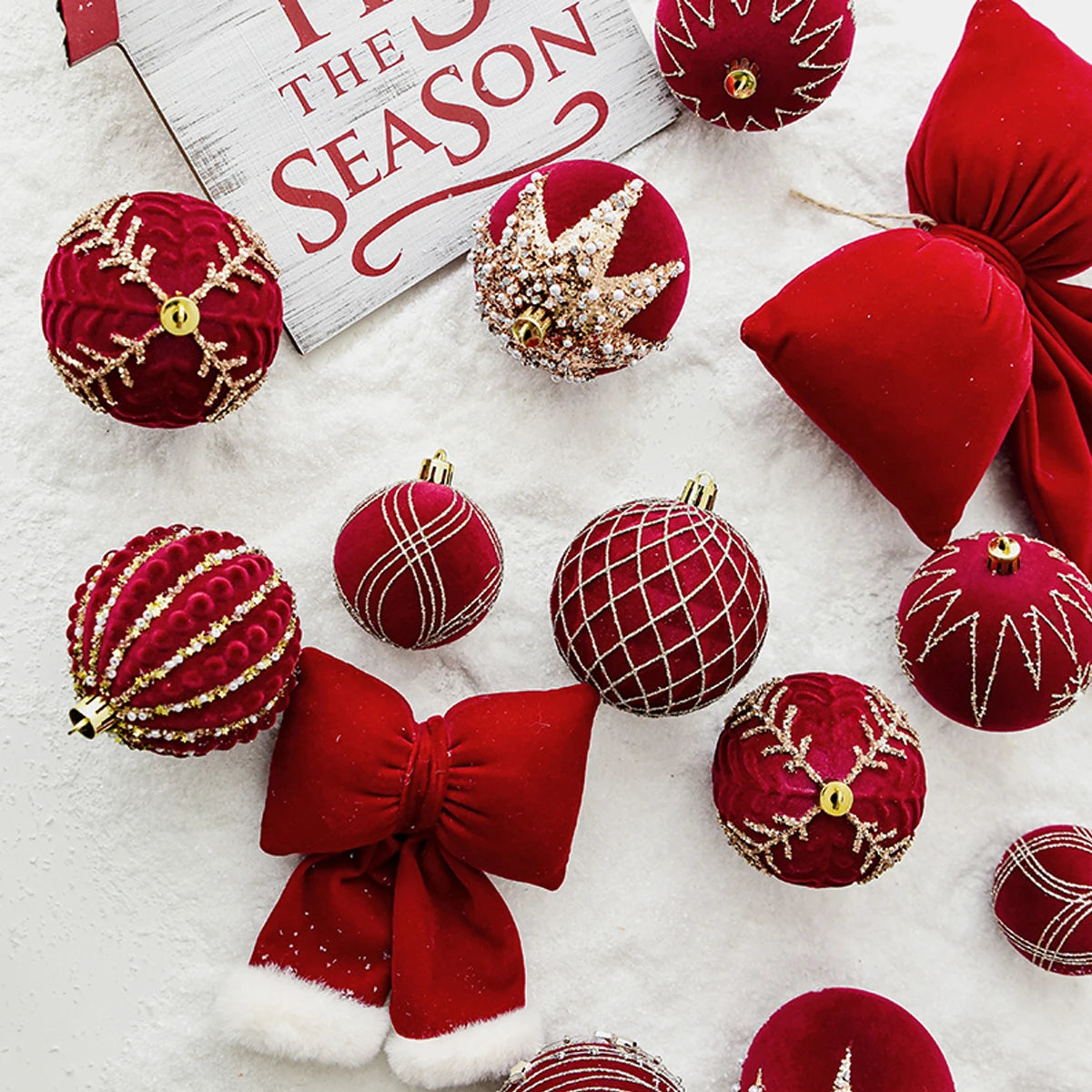 Decorazioni per l'albero di Natale con palline dipinte di rosso.