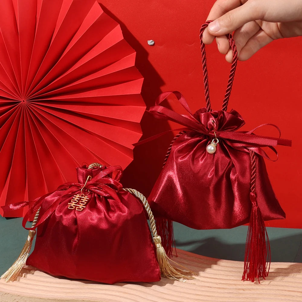 Sacchetto di stoffa con coulisse per i regali degli ospiti delle nozze, colore rosso.