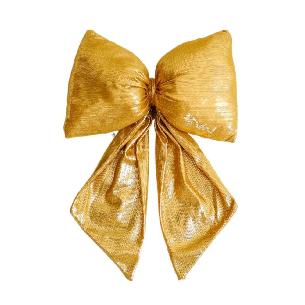 Decorazione natalizia con fiocchi rossi di grandi dimensioni per la punta dell'albero.