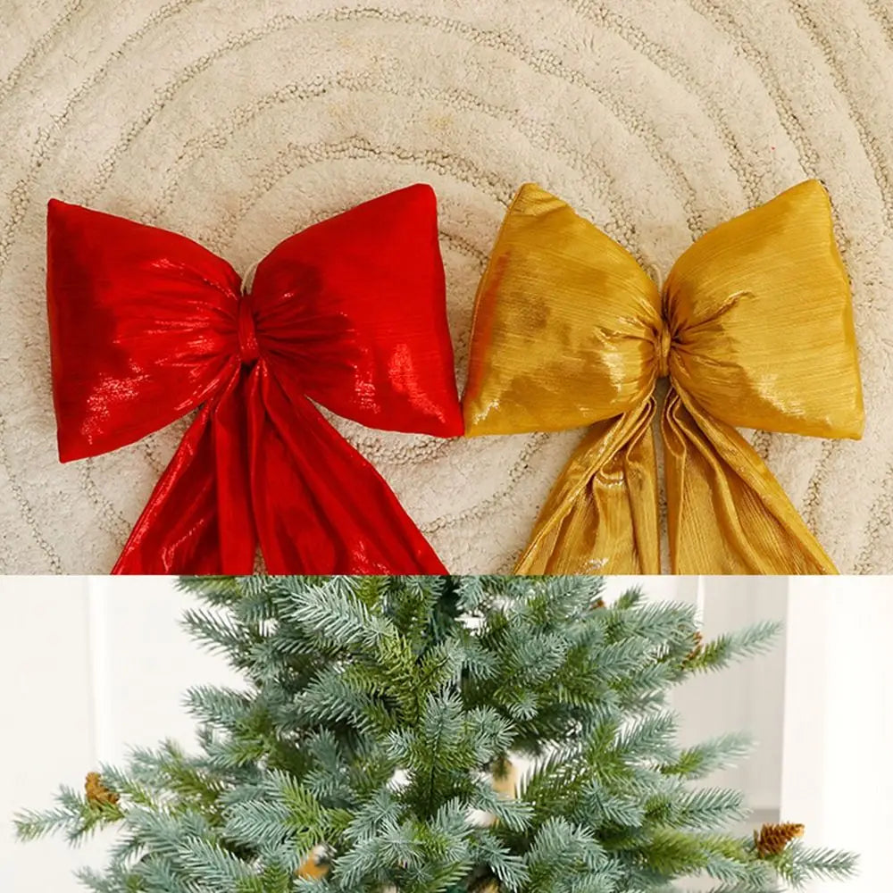 Decorazione natalizia con fiocchi rossi di grandi dimensioni per la punta dell'albero.