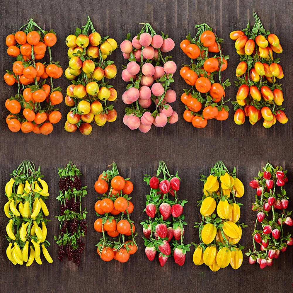 Künstliche Schnüre bilden verschiedene Gemüse- und Obstsorten nach.