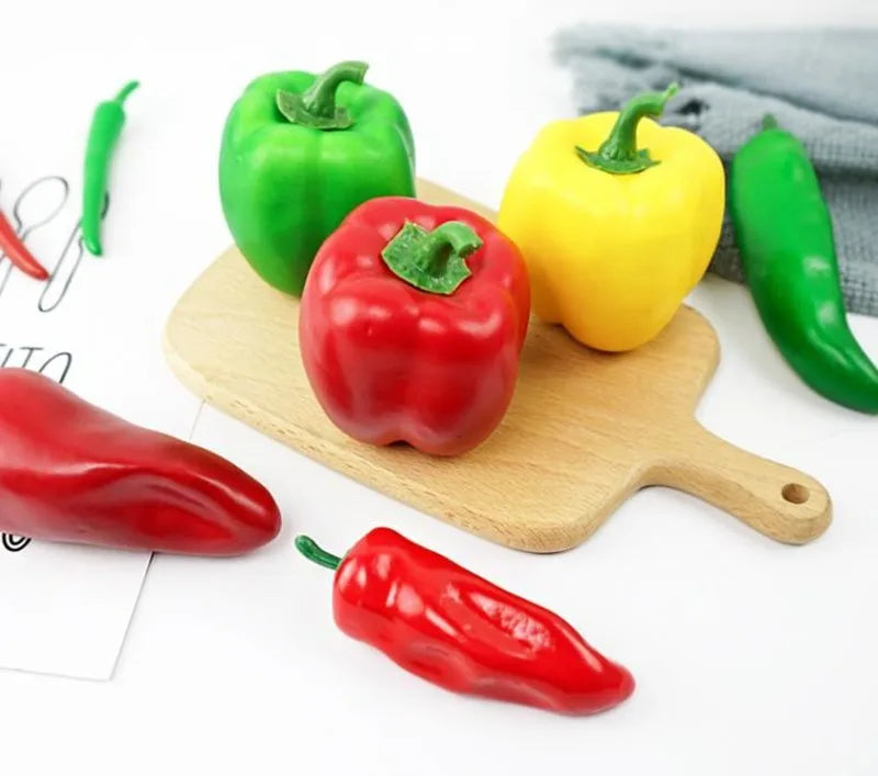 Künstliche Dekorationen, simuliertes Gemüse.