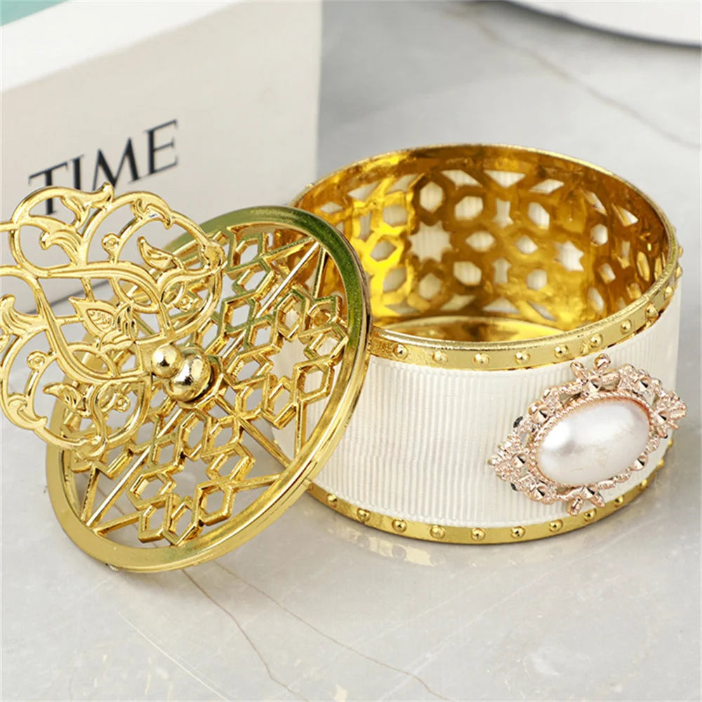 Elegante scatola regalo di caramelle color bianco dorato.