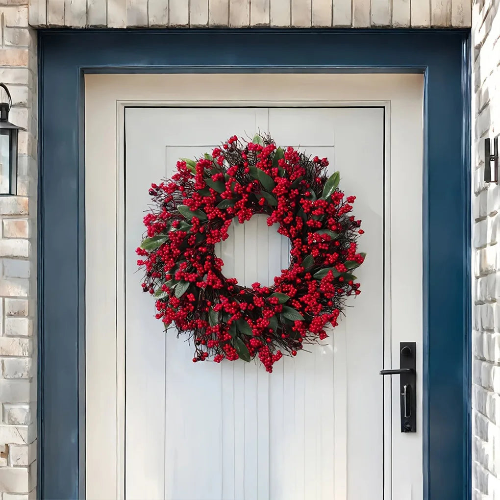 Ghirlande natalizie con foglie di cipresso e bacche rosse di pino.