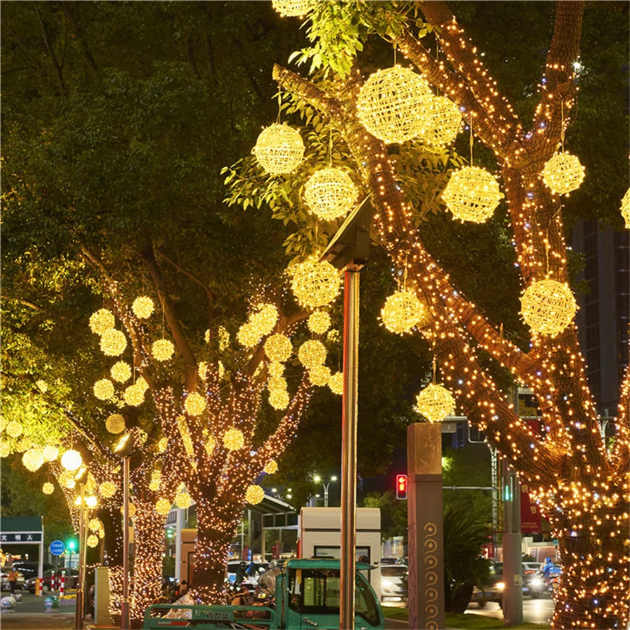 Cadena de luces navideñas LED de bolas de ratán para exterior, 20 cm y 30 cm.