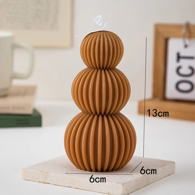 Candela profumata con fragranza creativa a forma di palla di onde geometriche.