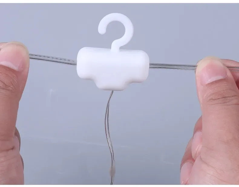 Cortina de luces navideñas con forma de estrella y Papá Noel.