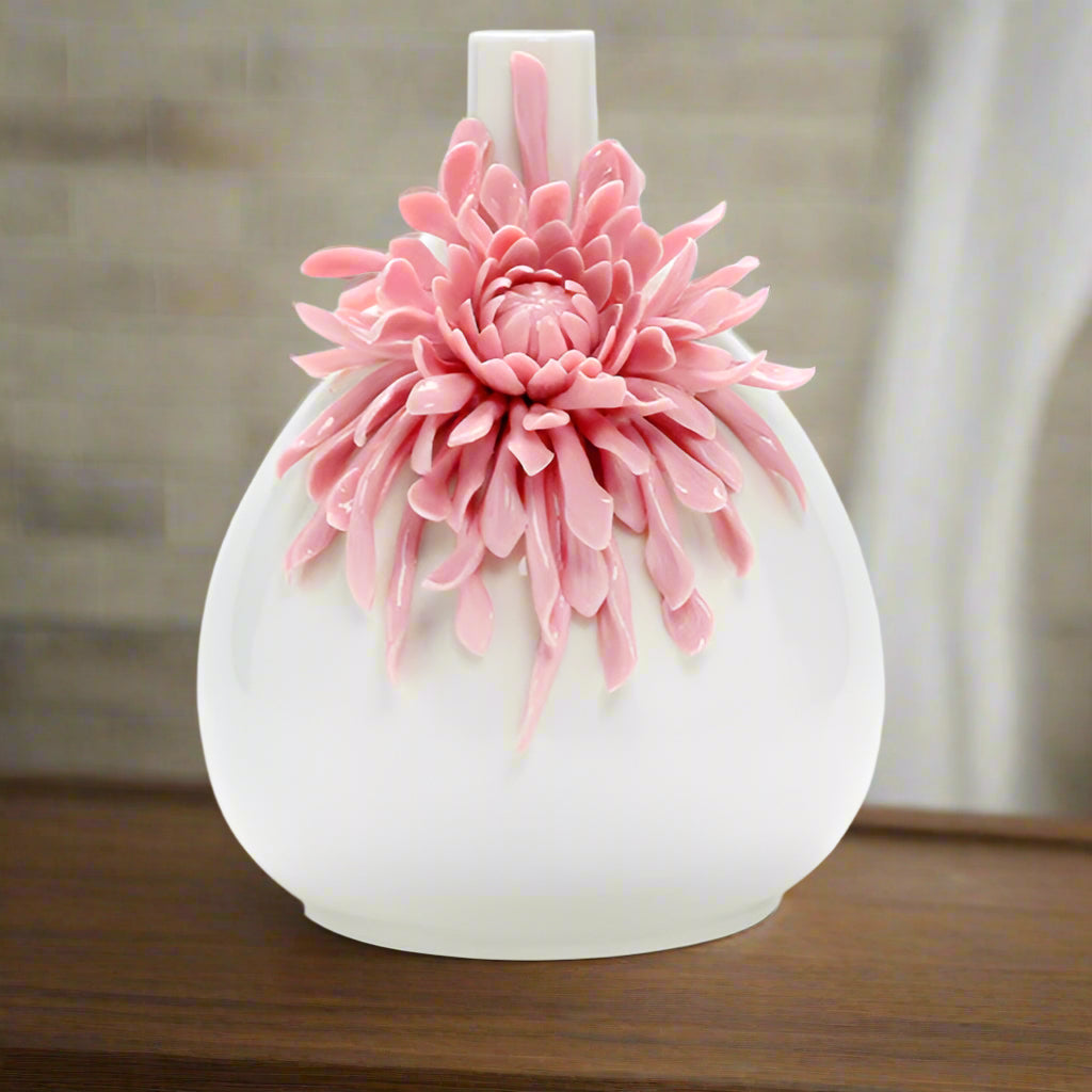 Crisantemi rosa illuminano le decorazioni di lusso per la stanza dei modelli