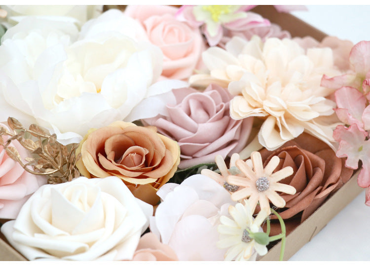 Scatola regalo floreale con fiori di seta fatti a mano.