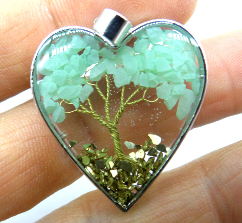 Bordo in pietra frantumata di cristallo naturale a forma di cuore