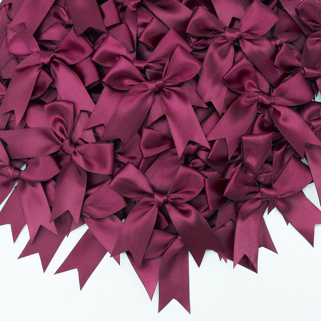 Pacchetti regalo con fiocchi in nastro di raso