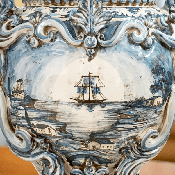 Vaso anfora h 40 c/greca rilievo ornato mono blu c/veliero